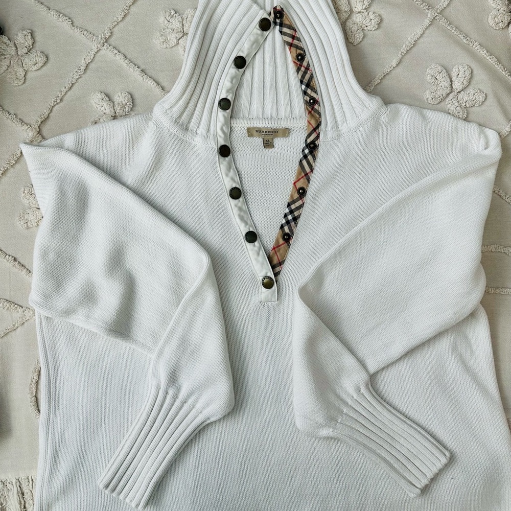 Women’s Burberry White Sweater. Size:XL 100% Cotton